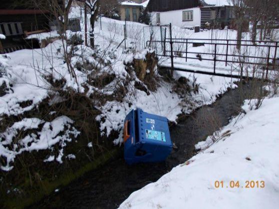 Hasiči si stěžují: Hloupá zábava opilců. Shazují kontejnery do vody