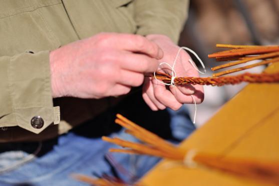 Trhovce a návštěvníky Velikonočního jarmarku na nádvoří kláštera trápil velký mráz