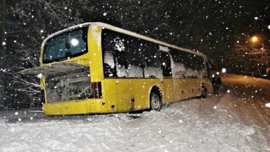 Před pádem do strže zachránilo autobus zábradlí a stromy