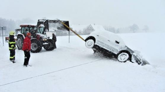 Broumovsko opět zasáhlo silné sněžení. Hasiči v Křinicích tahali auto z příkopu
