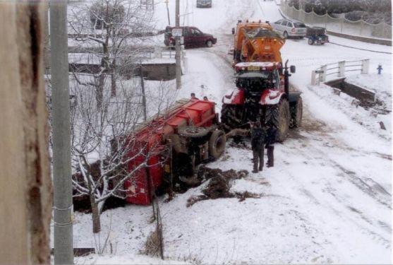 Vlek s hnojem skončil v plotě