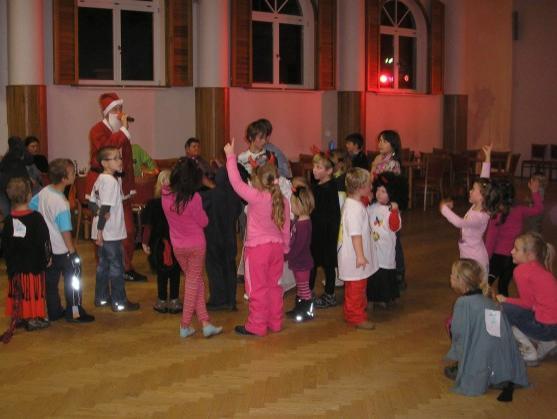 Adventní neděle v Polici nad Metují ve znamení dětského odpoledne v sále Pellyho domů, ohnivé show a rozsvícení vánočního stromu na náměstí