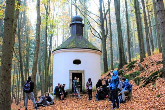 Školní pobytové programy v broumovském klášteře nabízejí ubytování zdarma