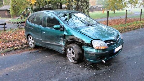 Při dvou dopravních nehodách v Teplicích nad Metují a v Heřmánkovicích se zranily posádky vozů