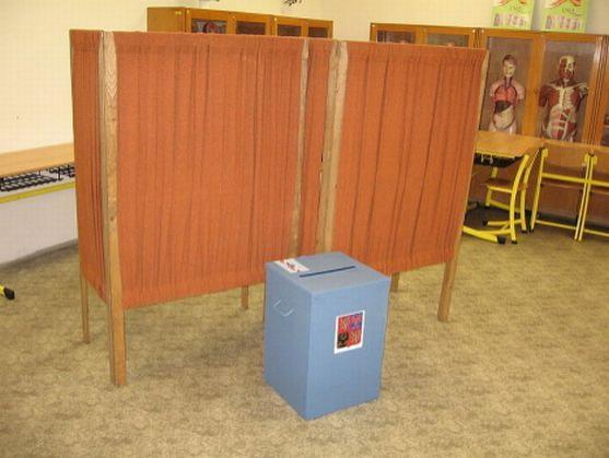 Ve 14 hodin začaly volby, ve kterých se rozhodne o krajských zastupitelích a nových senátorech z jedné třetiny volebních obvodů České republiky