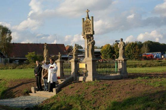 Martin Lanži požehnal zrekonstruovanému pomníku Čtrnácti svatých pomocníků v Otovicích