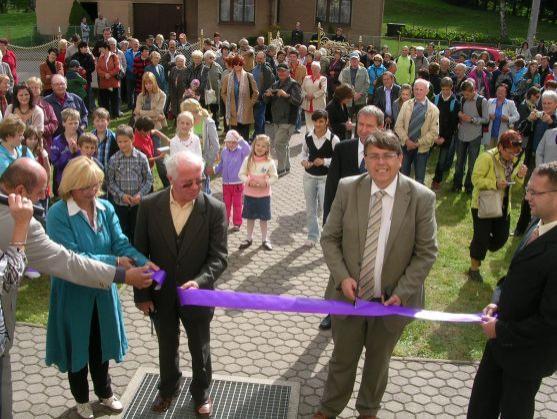 Současní i bývalí žáci a učitelé, přátelé školy, zástupci sponzorů. Přes 500 účastníků oslavilo stoleté výročí školy v Martínkovicích 