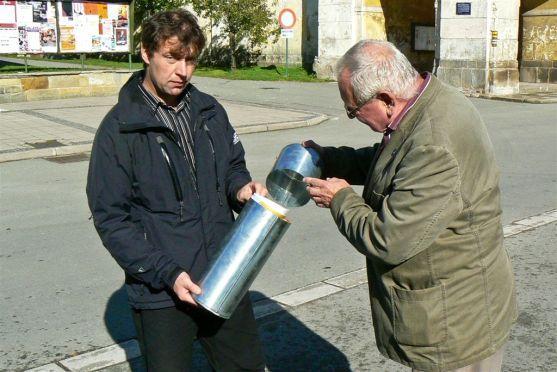 V nové věži kostela v Teplicích nad Metují je opět tubus s informacemi pro příští generace