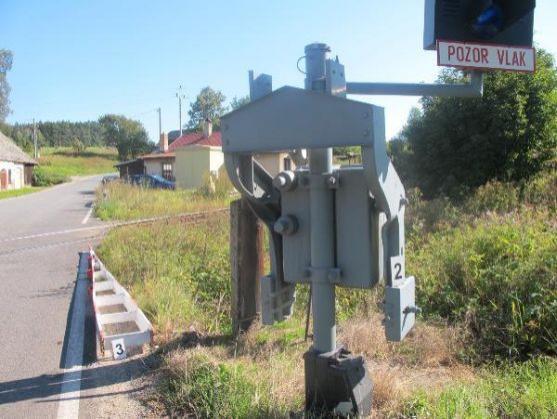 Řidič kamionu přerazil závoru u přejezdu a pokračoval v jízdě