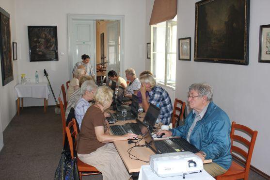 Počítačový kurz seznámil seniory z Broumovska s dalšími možnostmi komunikace a sebevzděláváním