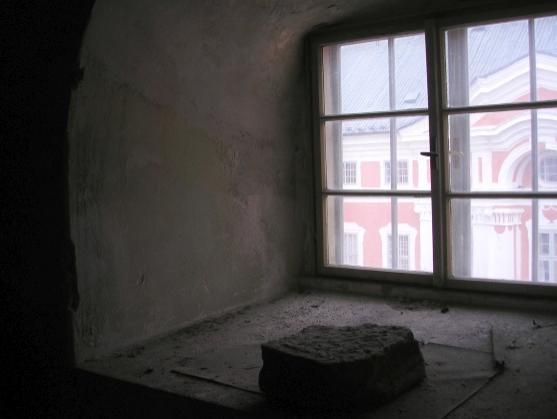 Broumovští radní a zastupitelé na prohlídce prostor kláštera, dotčených projektem Vzdělávacího a kulturního centra Broumov