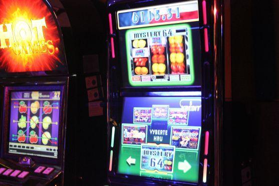 Zastupitelé Broumova žádají maximální omezení hracích automatů