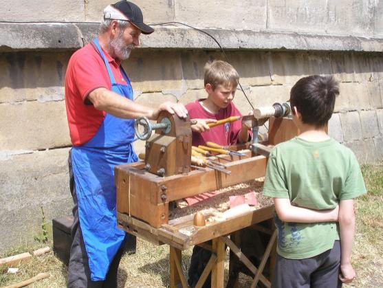 Přehlídka řemesel a ručních prací v klášteře a klášterních zahradách v Polici nad Metují 