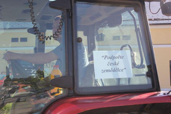 Zemědělci dnes v Polici nad Metují protestovali, ale dopravní problémy nezpůsobili