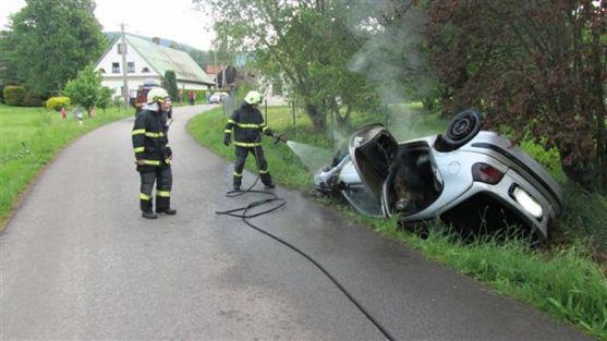 V Božanově se při nehodě vozidlo převrátilo na střechu a vzňalo se