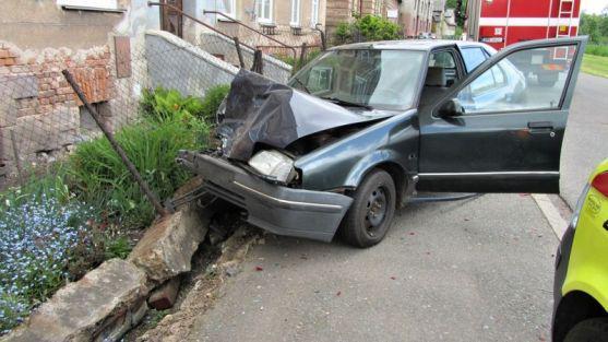 Řidička přehlédla zaparkované vozidlo u krajnice a narazila do něj