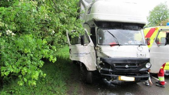 U hejtmánkovického mostu havaroval nákladní automobil