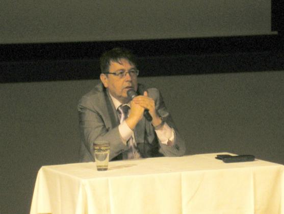 Na besedě s občany v Broumově hovořil hejtman také o nových plánech na spojení s Polskem