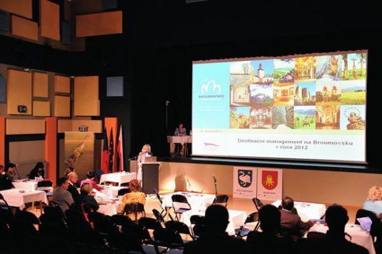 V sále Infocentra v Broumově věnovali zástupci regionů odpoledne prezentaci aktivit pro rozvoj cestovního ruchu