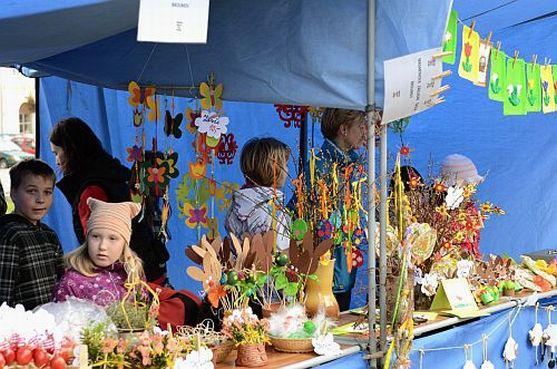 Broumovské náměstí včera ožilo velikonočními oslavami