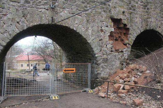Z pilíře klášterního mostu v Broumově se vysypalo zdivo