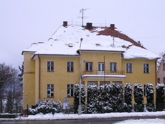 Budova bývalé Obchodní školy v Broumově byla převedena do majetku města a slouží mladým