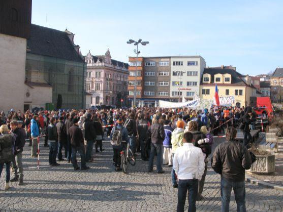 Na náchodském náměstí jednomyslně znělo: "Chceme čistou vodu!"