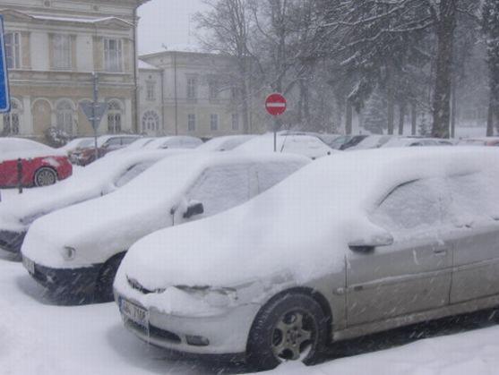 Broumovský výběžek zasypal sníh a způsobil problémy v dopravě