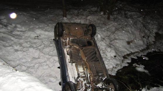 Při dopravní nehodě v Heřmánkovicích skončilo vozidlo převrácené na střeše v potoce