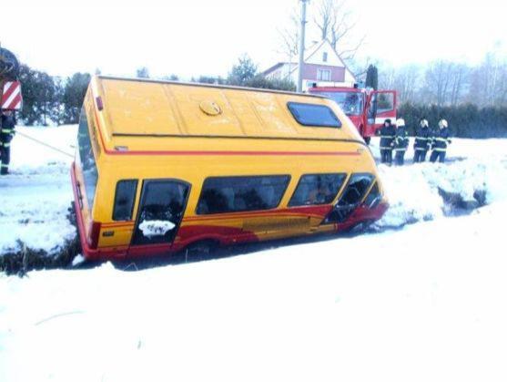 V Křinicích u Broumova havaroval linkový autobus 