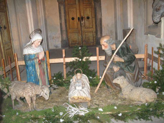 Vánoční trhy s kulturním programem přilákaly na nádvoří broumovského kláštera stovky návštěvníků