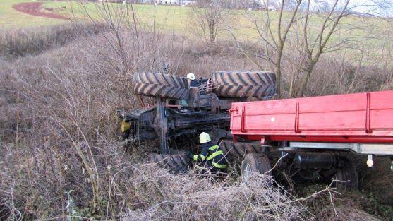 V Božanově na Broumovsku se převrátil traktor