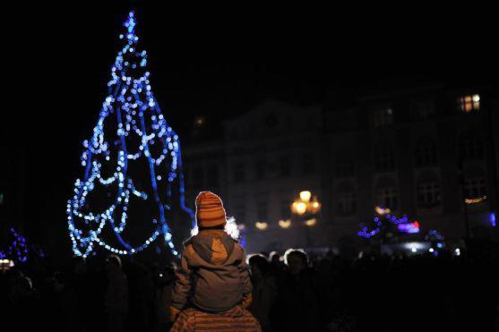Vánoční strom na broumovském náměstí se v neděli rozsvítil