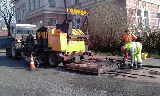 V Broumově zahájili opravu vozovek novou metodou