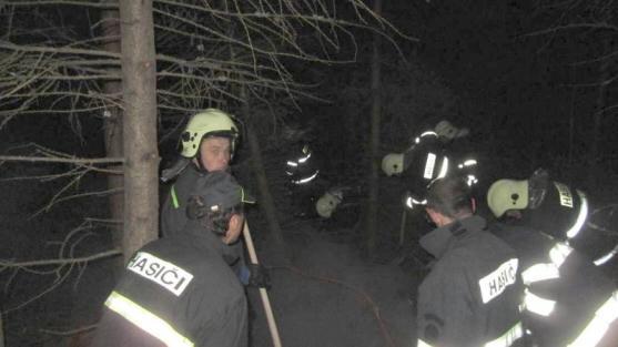 V těžkých podmínkách hasiči likvidovali požár hrabanky v Teplicích nad Metují