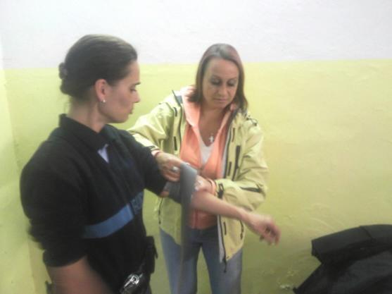 Broumovští policisté absolvovali přednášku zaměřenou na poskytování první pomoci a na život zachraňující úkony