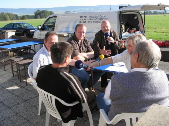 Nad Broumov dnes vzlétli redaktoři Českého rozhlasu Hradec Králové