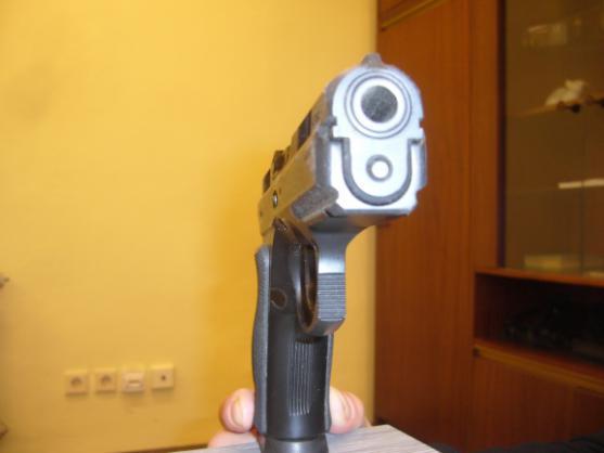 V Hronově byl dnes přepaden obchodní dům