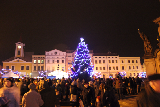 Broumovské náměstí rozzářil vánoční strom