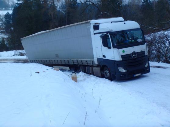 Hasiči zachraňovali srnku i kamion