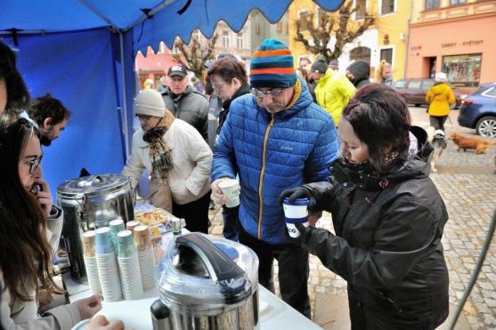 Charitativní svařák na podporu broumovské nemocnice přilákal na náměstí desítky lidí