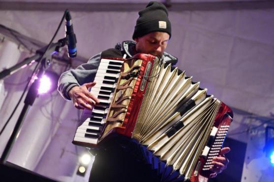 Na broumovském náměstí se v neděli rozsvítil vánoční strom