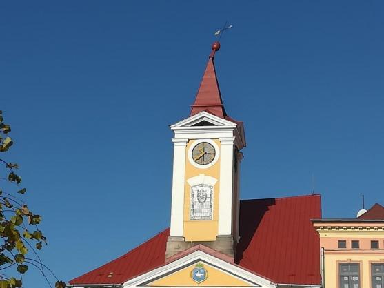 Vítr shodil z věže Staré radnice hrotnici s makovicí
