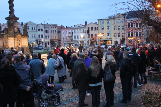 Stovka lidí v Broumově si přišla připomenout výročí 17. listopadu