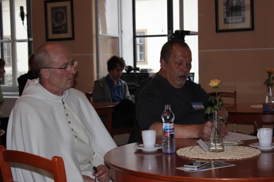 V Broumově debatoval kardinál Miloslav Vlk, Alexandr Vondra či Jiří Payne