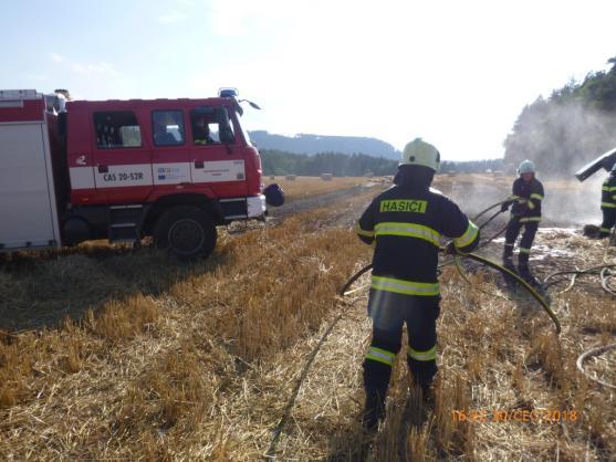 V Hejtmánkovicích hořel zemědělský stroj a strniště