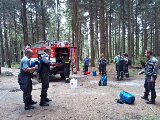 Hasiči museli vynést asi 600 litrů vody až na Korunu