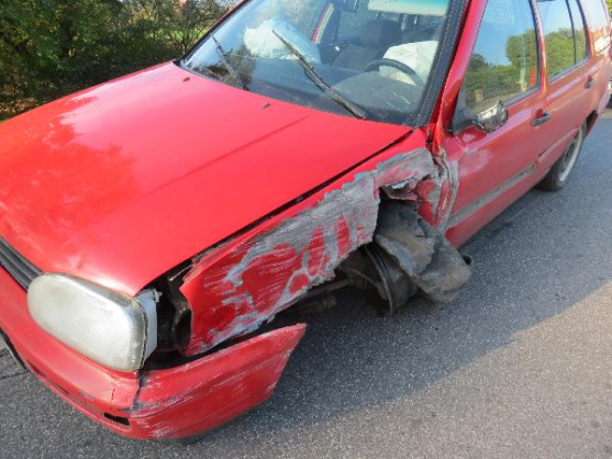 Řidič usnul, přejel přes chodník a narazil do oplocení