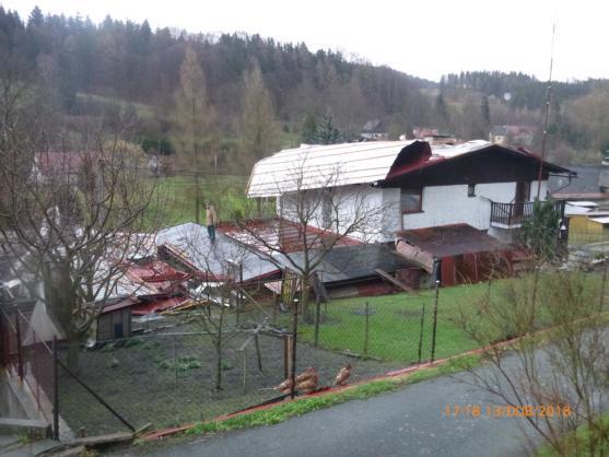 V Teplicích nad Metují strhl vítr střechu rodinného domu