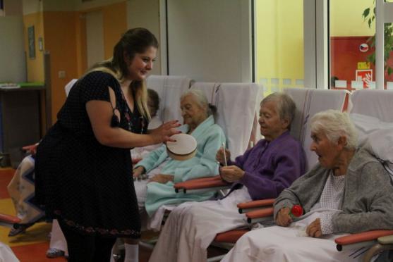Skupinová umělecká terapie zpestřila program seniorů